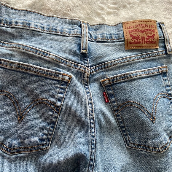 Levi’s Strauss Wedgie Straight light blue distressed size 27 - Picture 3 of 6